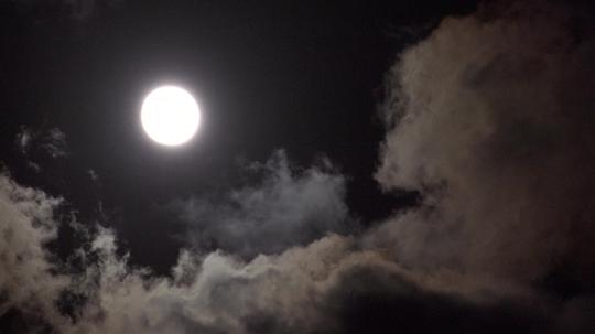 月亮明亮夜晚_3840x2160_高清视频素材下载(编号:)