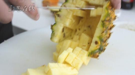 然后我们切出菠萝肉,切的时候注意不能切破菠萝皮,因为我们等会还要用
