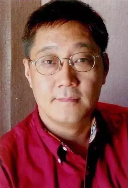 在上世纪80年代,可谓家喻户晓,出名的不是他的名字,而是歌曲,《热血颂
