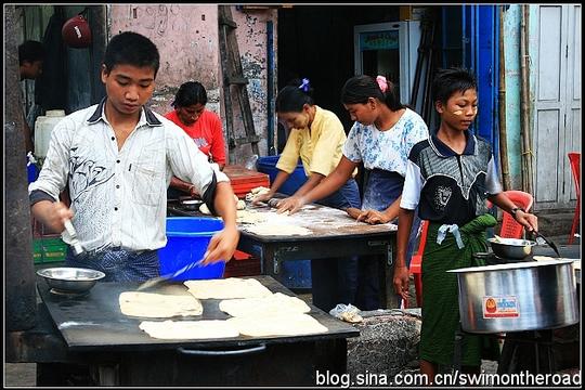街头的chapati印度薄饼摊生意红火,配以缅甸调料,味道极佳.