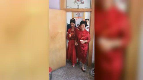 喜婆婆最爱这个四川儿媳妇，一直牵着手不愿意放开