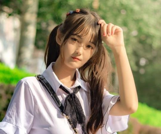 校园清纯美少女，甜美可人，尽显甜美气息