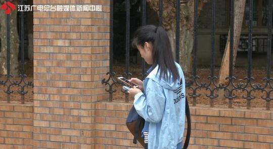 南京一小姑娘好心助人遇"押手机借手机"骗局