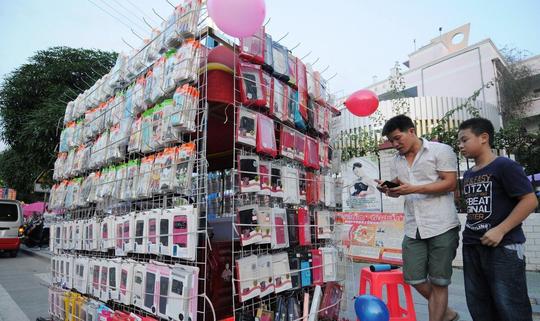 摆摊的新颖生意(东莞小伙摆摊卖手机壳年赚20万的技巧)