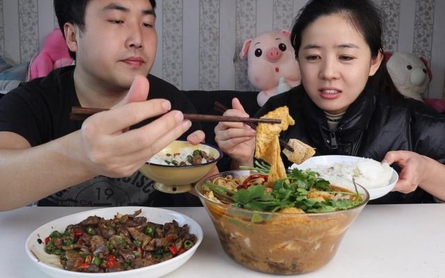 很多人一吃辣就满头大汗是因为身体在