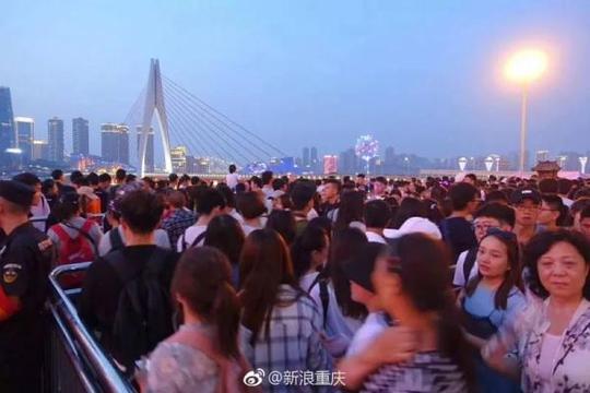 车流人流管控+雷雨天,今晚要去洪崖洞打卡的注意啦!
