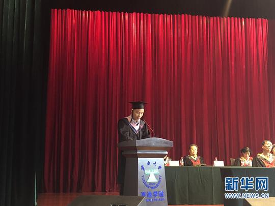 优秀毕业生代表罗小馒创始人罗三长发言.新华网柴静摄