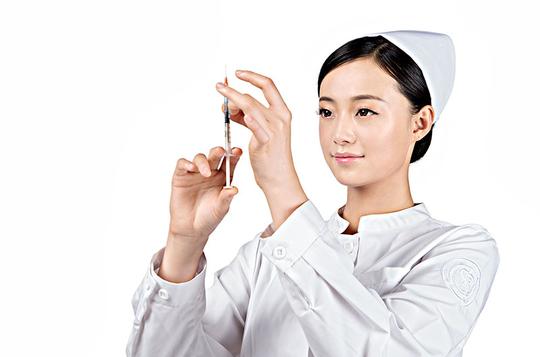 拿注射器的女护士