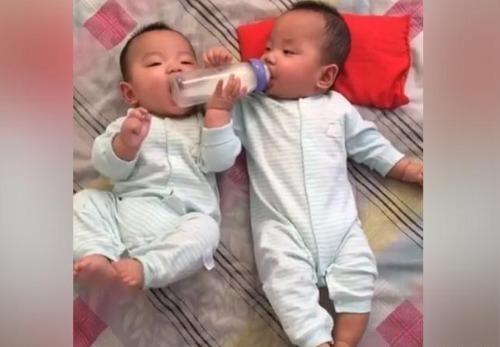 宝妈|双胞胎宝妈听见卧室有动静，进门一看，被两个孩子互帮互助感动