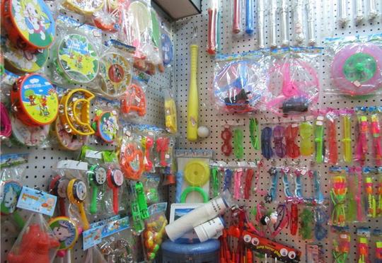 4:玩具劣质玩具往往采用回收塑料,极易释出毒素.