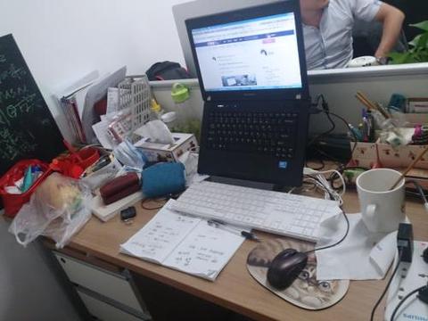 职场新人办公桌