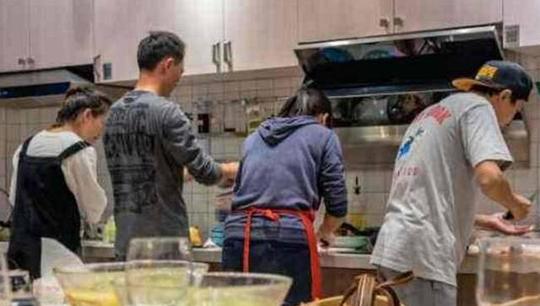 在传统餐饮业摸爬滚打数十年,如今一些厨师选择"共享厨房",转型从事