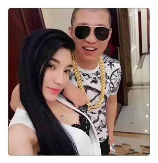 快手主播巴扎黑和娜美,在二驴的直播间互骂,导致二驴直接被封!