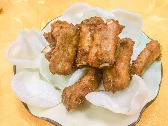 蒜香骨,排骨超大块,刚刚炸出来的超级酥脆.