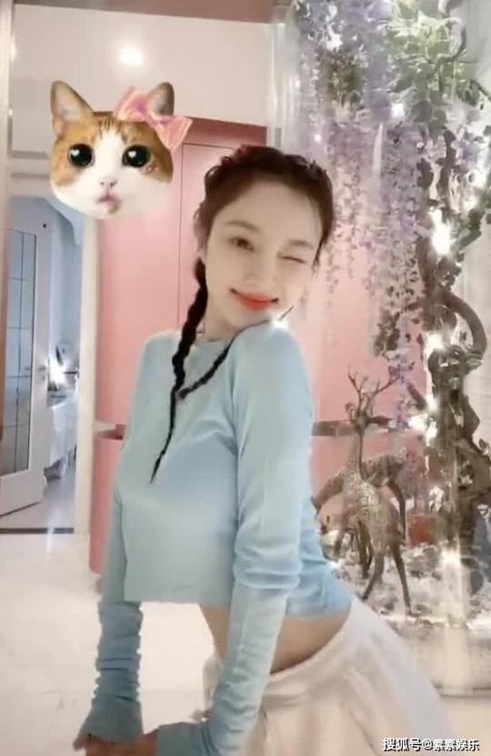 原创李小璐扎双马尾秀水蛇腰,却被男粉丝指出内衣有空杯现象