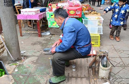 上午一般在菜市场等候生意,下午大多会走街串户招揽生意.