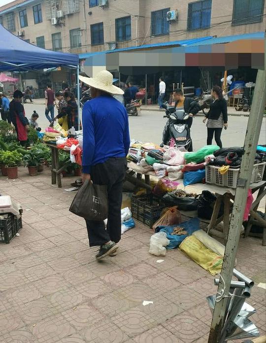 农村集市摆地摊,成本少利润大的小生意,当下非它莫属