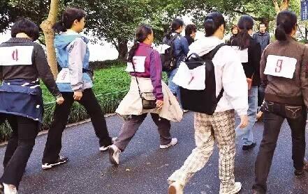 宝宝刚开始走路要不要穿鞋