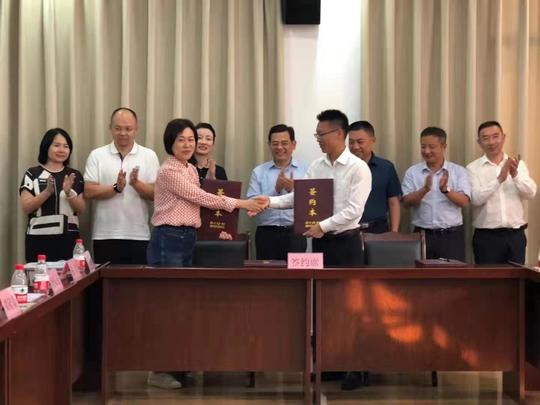 江北区人力社保局推荐创业导师、创业孵化基地、创业项目与花田乡签订框架协议。重庆市人力社保局供图华龙网-新重庆客户端发