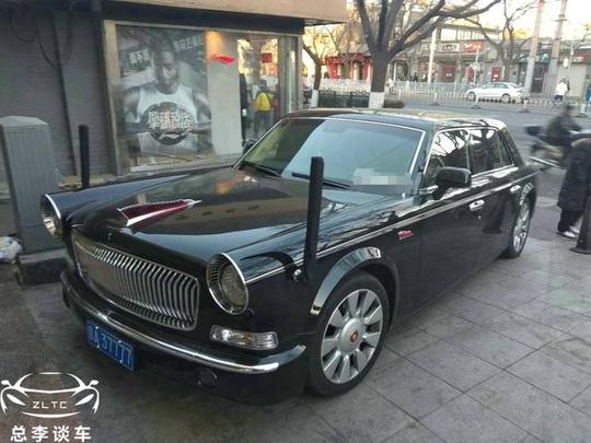 加油站来辆红旗l5,京a开头,车牌有四个7,看车标还是定制版