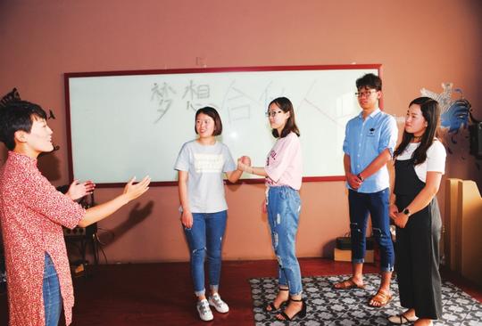 学生们正进行"梦想合伙人"路演,以期找到志同道合的创业小伙伴.