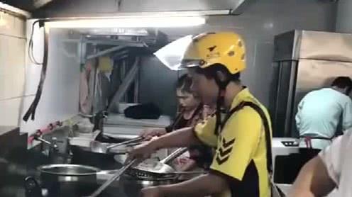 钱难挣，屎难吃，送外卖挣钱不容易，不仅要送还得亲自下厨
