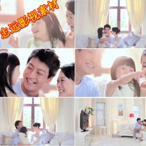 zy家居小女孩一家三口温馨一家人看电视美好生活高清视频素材