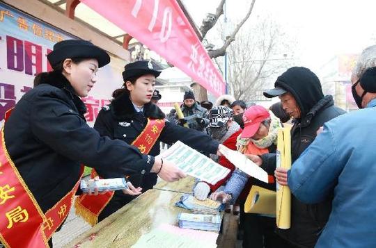 自制宣传年画和特色宣传小礼品与各类冬防安全知识宣传资料组成拜年大
