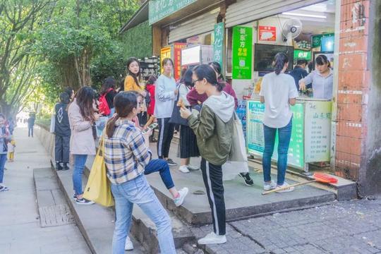 夺命坡人气店铺,生意一直都很好,哪怕不是饭点也有人在排队.