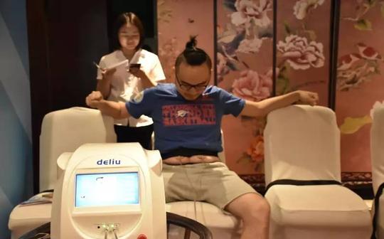 6最后,为各位准妈们送福利奉上一组现场准爸分娩表情包合集:如此喜