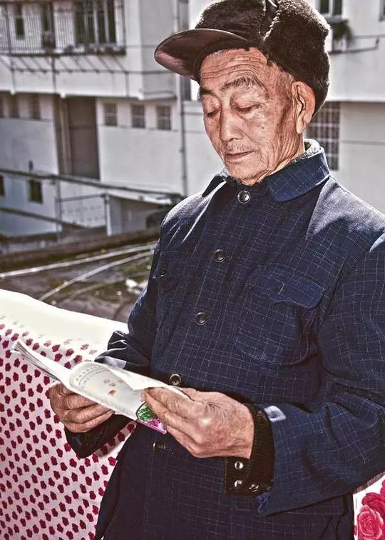 这是大部分小乡村爷爷奶奶的样子,操劳了一辈子,没享到多少福.