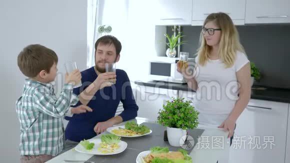 宝宝要吃饭饭怎么办