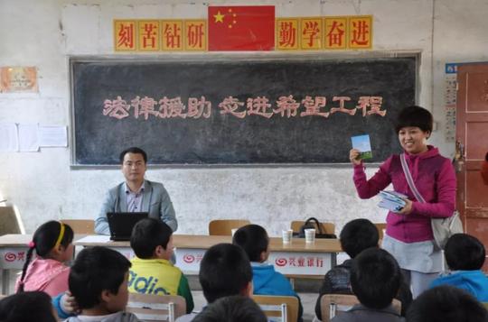 陕西法律援助志愿者律师走进学校开展法律宣传
