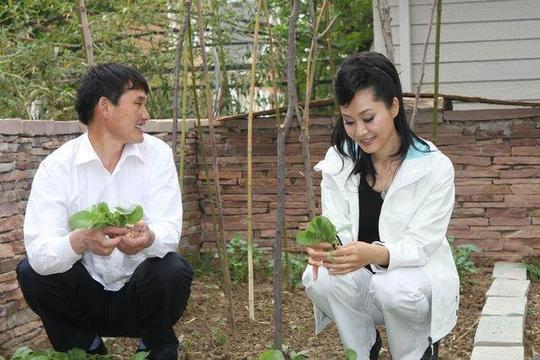 当于文华在网络上看了"大衣哥"朱之文演唱的视频后,她亲自到山东菏泽