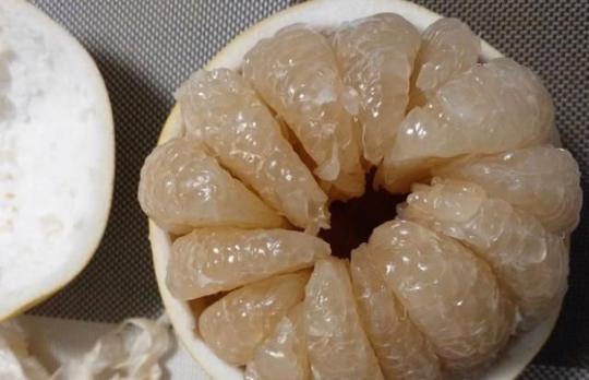 2分钟巧剥柚子仅需简单3刀不留一点白瓤待客超级有面子