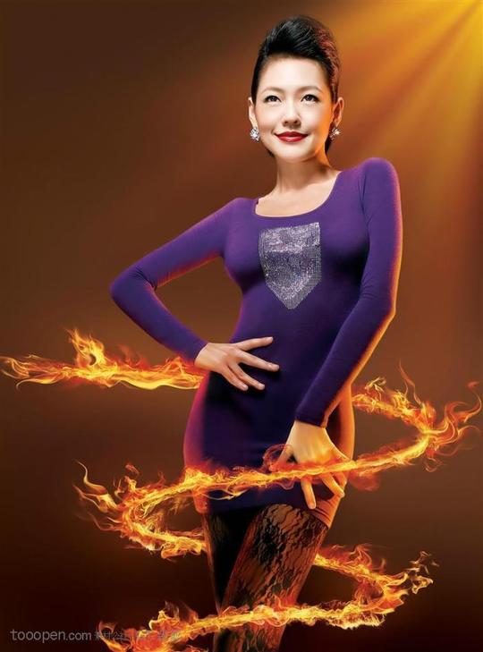 中国港台美女明星主持人徐熙娣(小s)被火焰围绕高清摄影图片素材