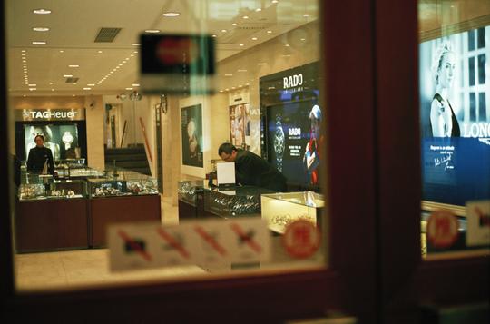 生意萧条的钟表店,店员猫在后面玩手机