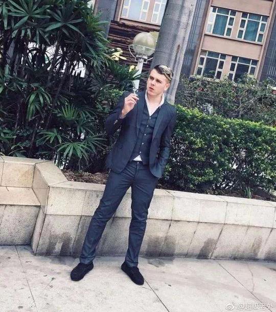 这个老外快手直播"撩妹",多名妹子主动献身,网友:直接