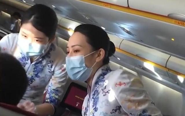 女乘客航班上主动帮助哭闹婴儿 婴儿却死在她怀中