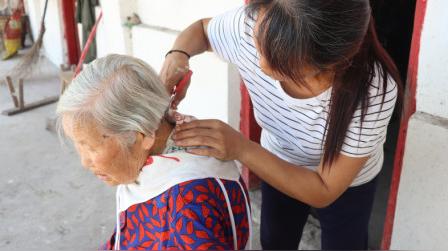 川嫂兼职理发师，帮80多岁的妈妈剪头发，看看剪的怎么样