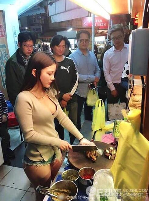 台湾卤味店请网红小桃子做主刀现场图片低胸超短辣裤尺度大