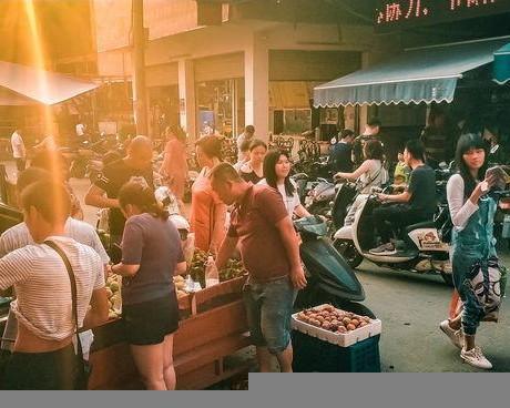 现在摆摊还能不能赚钱(摆地摊卖什么最赚钱而且很受欢迎)