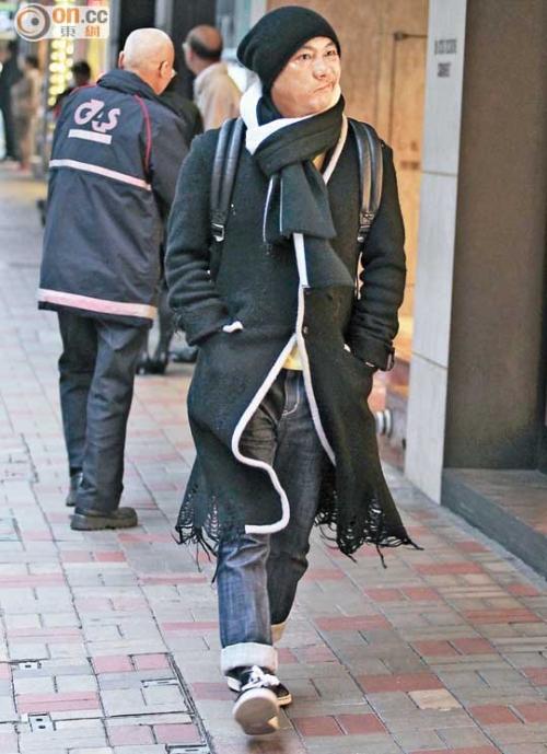 张卫健回港独自逛街迷失中环需找人问路(图)