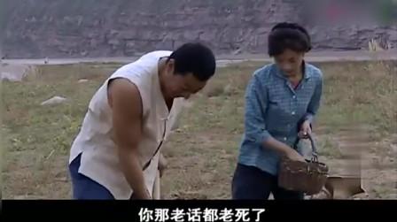 夫妻俩黄河滩开荒干活，累了直接在芦苇荡洗澡，水中嬉闹!