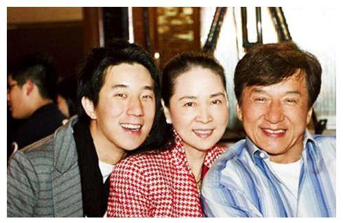 成龙66岁生日在家度过，儿子因疫情被困美国电话庆生