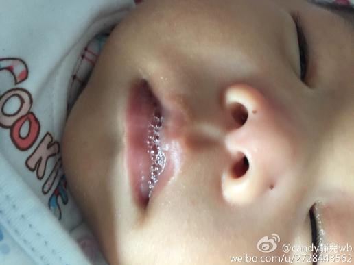 三个月宝宝嘴巴吐泡泡是怎么回事