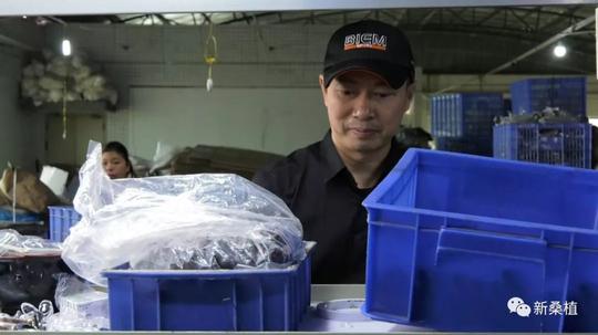 富裕后的他,心念贫困乡亲,不计得失,竭尽所能帮助老乡创业致富,老乡们