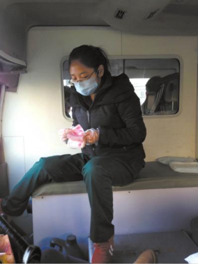 随护人员在数钱-揭秘黑急救车市场医院内鬼参与拿提成