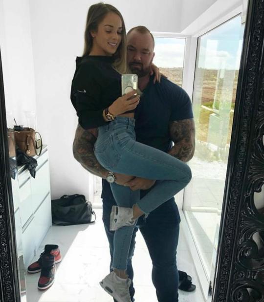 身高2米肌肉巨人,却是个“妻管严”,和妻子秀恩爱闪瞎眼!!