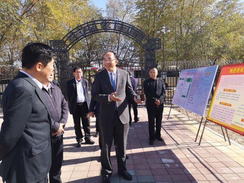 大连普兰店区长申守勃率团把大连的情谊送到赴新疆
